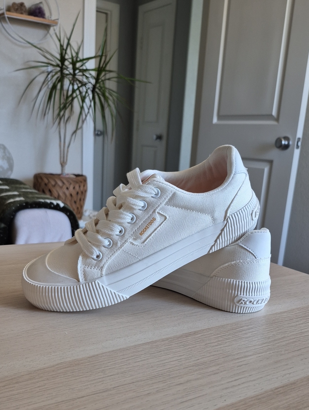 Rocket Dog Cream Canvas Low-Top Sneakers, Size 8 New With Box